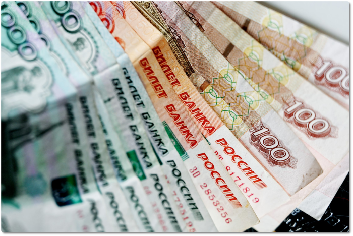 С карт россиян начнут списывать долги по налогам без суда уже на этой неделе. 